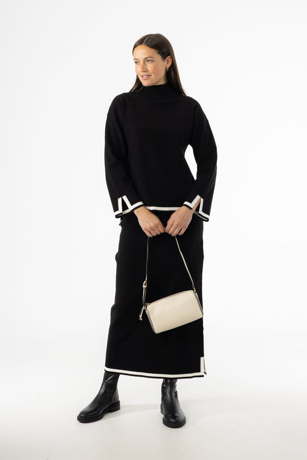 Black Contrast Trim Knit Skirt with Comfortable Stretch and Modern Monochrome Accent